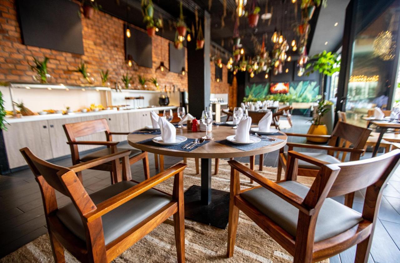 Onomo Hotel Кампала Екстериор снимка