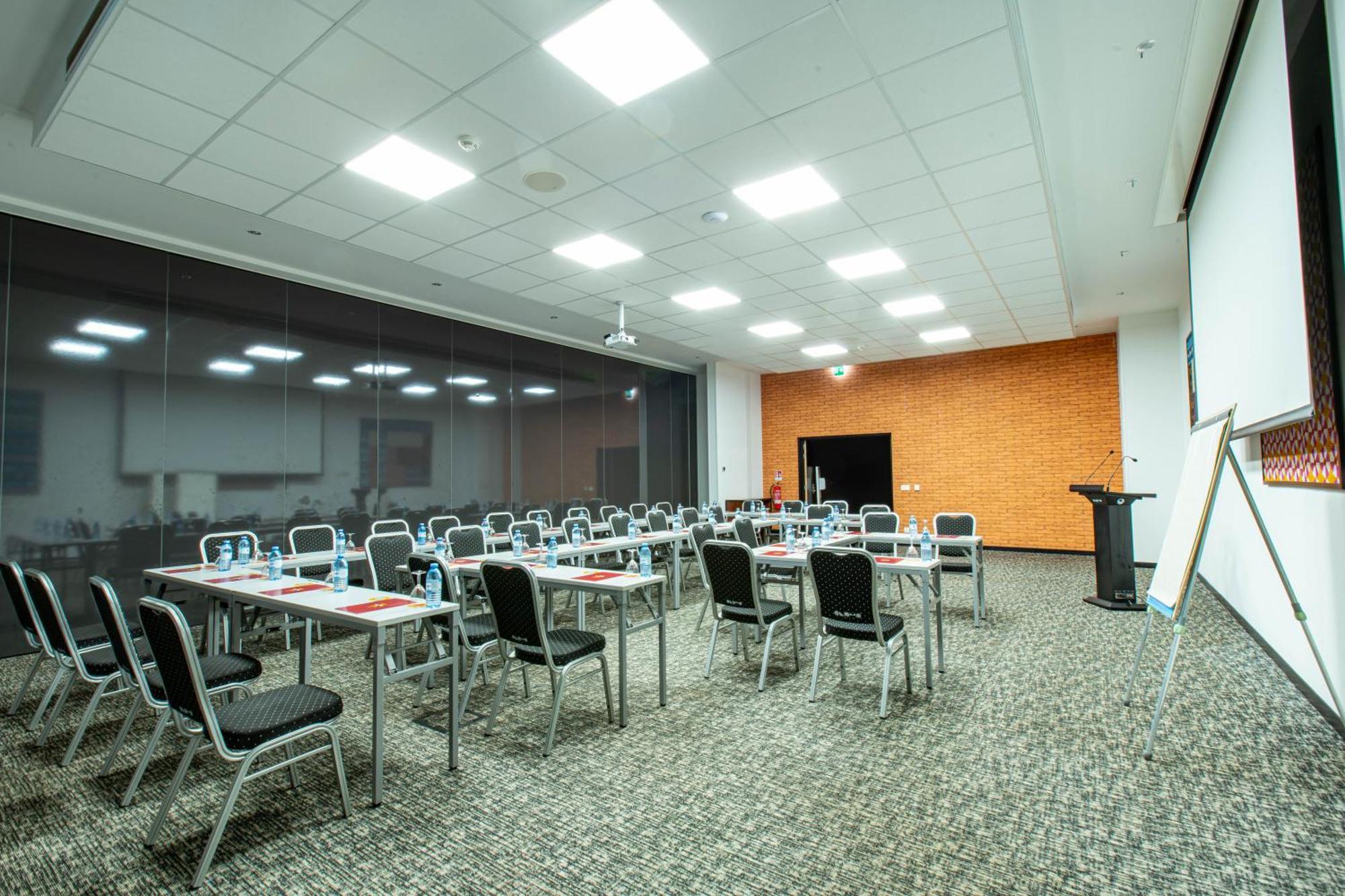 Onomo Hotel Кампала Екстериор снимка