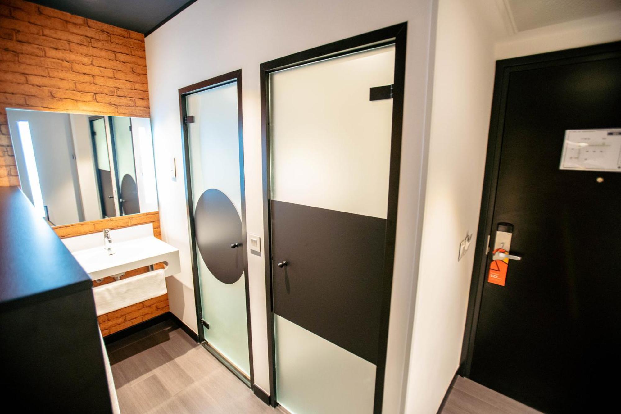 Onomo Hotel Кампала Екстериор снимка
